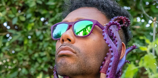 Goodr Gardening avec des lunettes de soleil Kraken