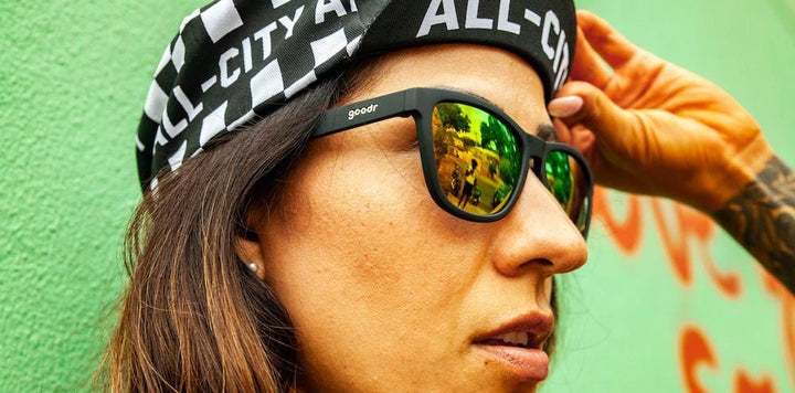 Shots de whisky Goodr avec des lunettes de soleil Satan 